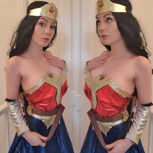Hot Wonder Woman Cosplay Selfie 1