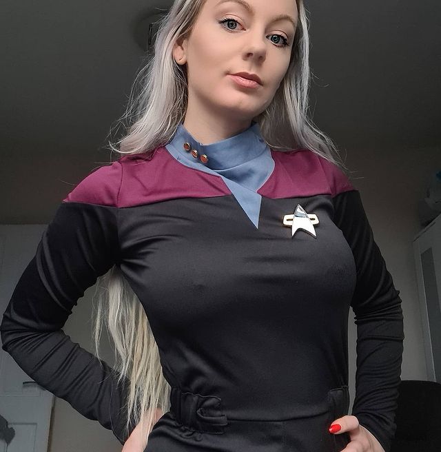 Chloxxhill is sexy Star Trek cosplay 1