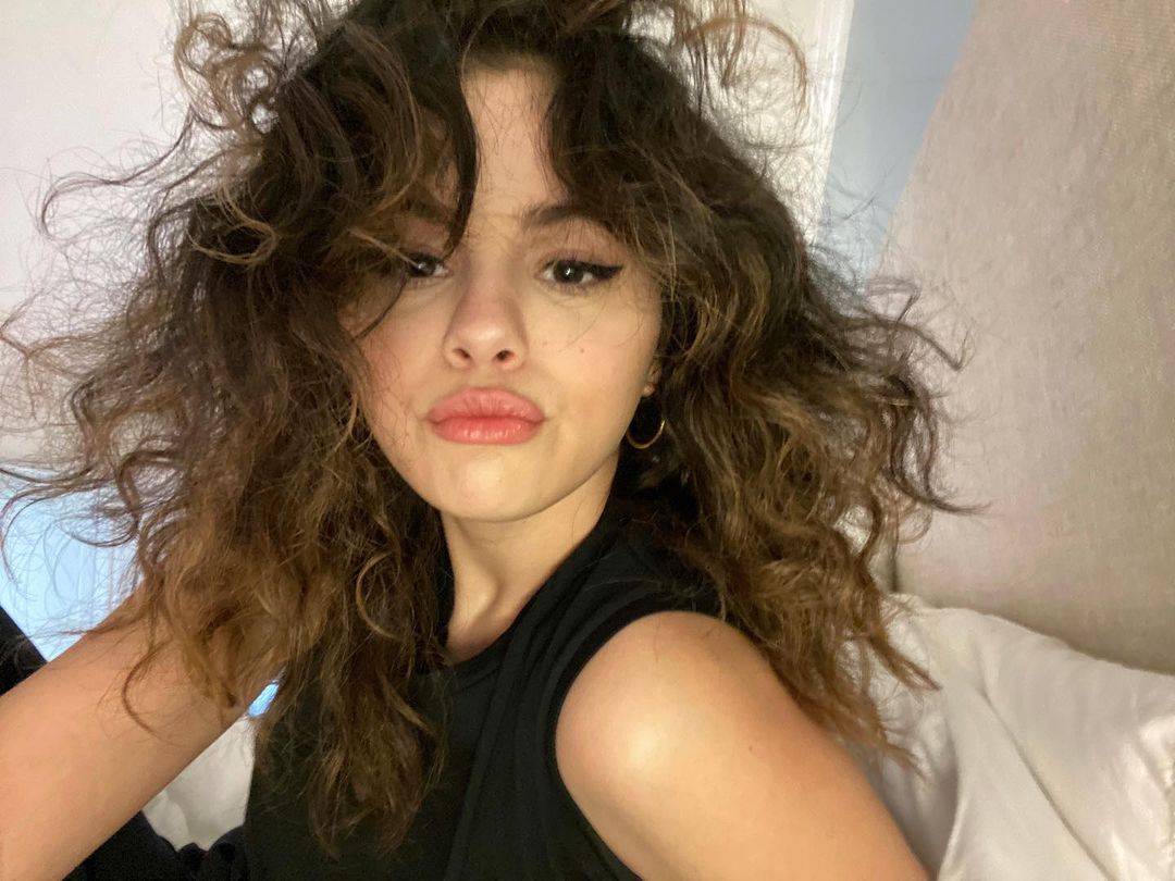 Selena Gomez Crazy Hair Pouting Selfie 1